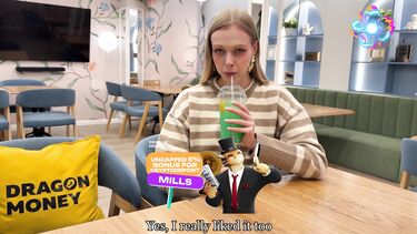 Шлюховатая русская девушка из Тиндера трахается в туалете кафе с парнем