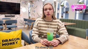 Любительский отсос со слюнями: Шлюховатая русская девушка из Тиндера трахается в туалете кафе с парнем