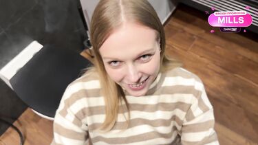 Шлюховатая русская девушка из Тиндера трахается в туалете кафе с парнем