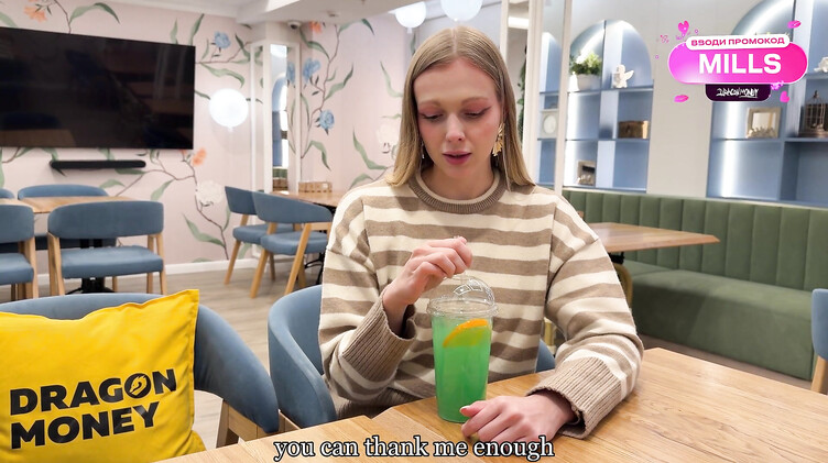 Глубокая русская глотка: Шлюховатая русская девушка из Тиндера трахается в туалете кафе с парнем