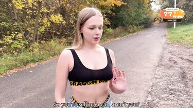 В машине: Хитрая русская девушка раздвинула ноги за хорошую скидку на покупку машины