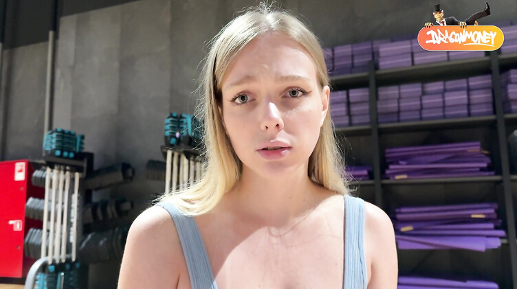 Минет от первого лица: Спортивная русская девчонка после тренировки перепихнулась с незнакомцем