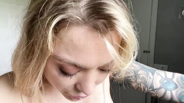 Анальная дыра: Фигуристая блондинка Misha Maver растягивает пальчиками анальную дырочку