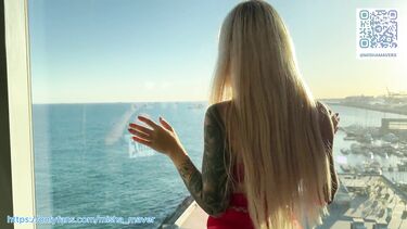 Любовник: Татуированная блондинка глубоко сосет член и трахается с любовником в отеле