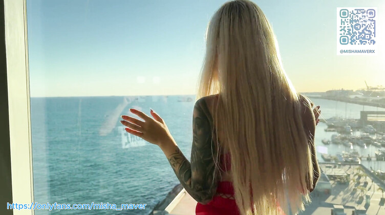 Татуированная блондинка глубоко сосет член и трахается с любовником в отеле