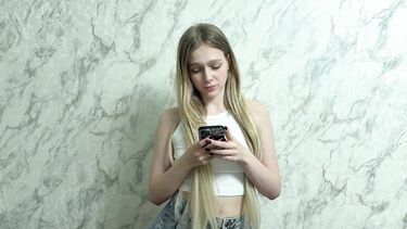 Минет от сводной сестры: Сводный брат выебал сексуальную сестру увидев ее нюдсы в интернете