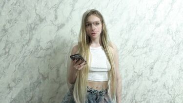 Сводный брат выебал сексуальную сестру увидев ее нюдсы в интернете