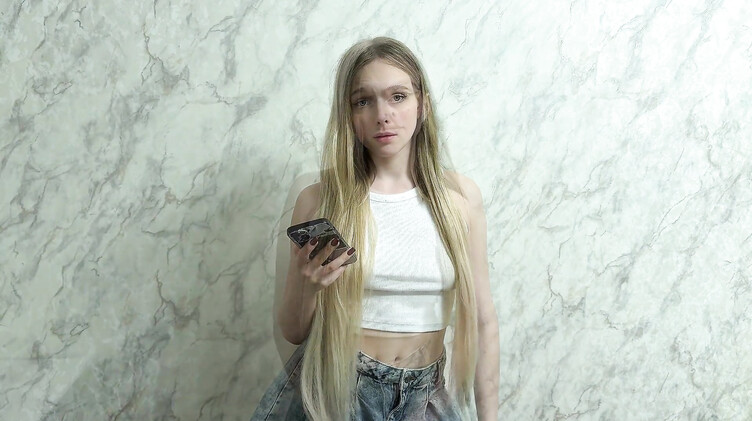 Сводный брат выебал сексуальную сестру увидев ее нюдсы в интернете