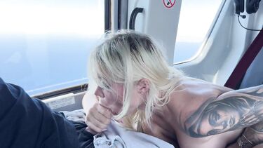 Светловолосая красотка сделала быстрый минет в вертолете с окончанием в рот