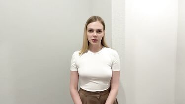 Знакомство с новой соседкой завершилось минетом в подъезде и еблей дома