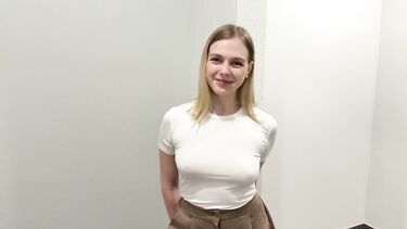 Знакомство с новой соседкой завершилось минетом в подъезде и еблей дома