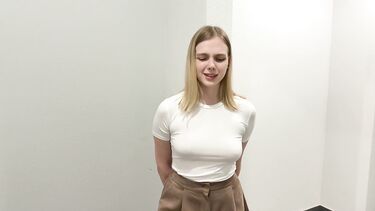 Знакомство с новой соседкой завершилось минетом в подъезде и еблей дома