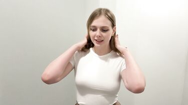 Знакомство с новой соседкой завершилось минетом в подъезде и еблей дома