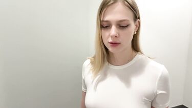 В спальне: Знакомство с новой соседкой завершилось минетом в подъезде и еблей дома