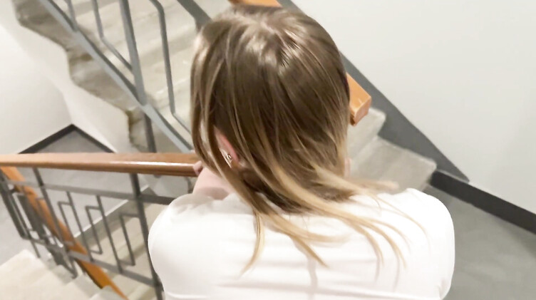 Arisha Mills: Знакомство с новой соседкой завершилось минетом в подъезде и еблей дома