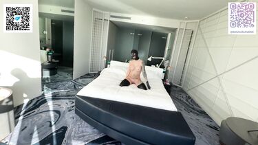 Латекс: Рабыня в латексной маске дрочит ногами член господина перед жаркой еблей