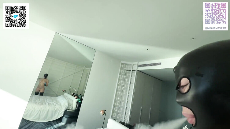 Рабыня в латексной маске дрочит ногами член господина перед жаркой еблей