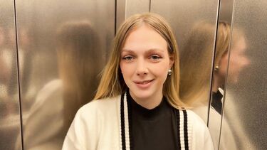 Русский парень встретил в лифте бывшую одноклассницу и спровоцировал ее измену