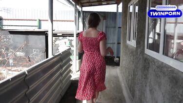 В платье: Колхозная красотка из деревни Кукушкино трахается с городским парнем