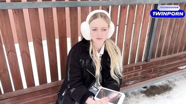 Тупая русская пизда отдалась незнакомому парню за коробку от iPhone