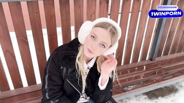 Тупая русская пизда отдалась незнакомому парню за коробку от iPhone