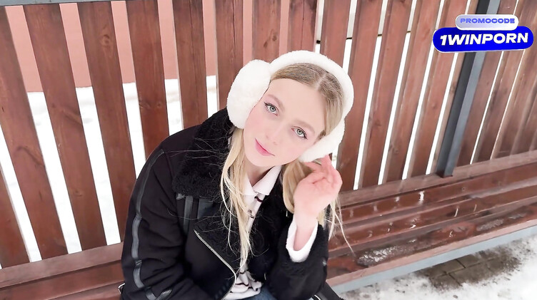 Тупая русская пизда отдалась незнакомому парню за коробку от iPhone