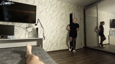 Чувак выебал дочурку маминой подруги пока их предки общались на кухне