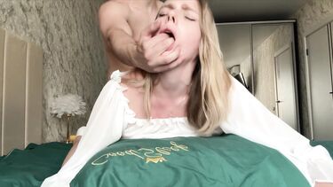 Голая мачеха с анальной пробкой в жопе застряла в кровати и оттрахана пасынком