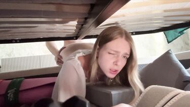 Голая мачеха с анальной пробкой в жопе застряла в кровати и оттрахана пасынком