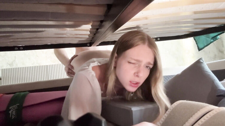 Русский инцест: Голая мачеха с анальной пробкой в жопе застряла в кровати и оттрахана пасынком