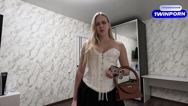 Падчерица получила разрешение устроить вечеринку после секса с отчимом