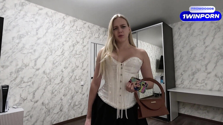 Падчерица получила разрешение устроить вечеринку после секса с отчимом