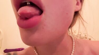 Обалденная грудастая блондинка испытала оргазм от мастурбации перед сном