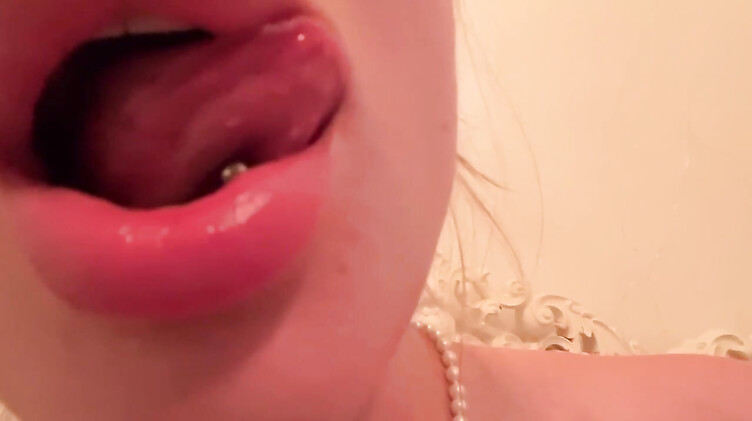 Обалденная грудастая блондинка испытала оргазм от мастурбации перед сном