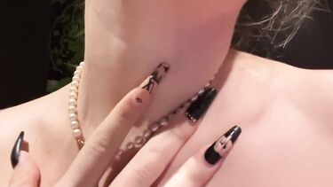 Горячая сисястая блондинка в душе скачет на дилдо под красивую музыку