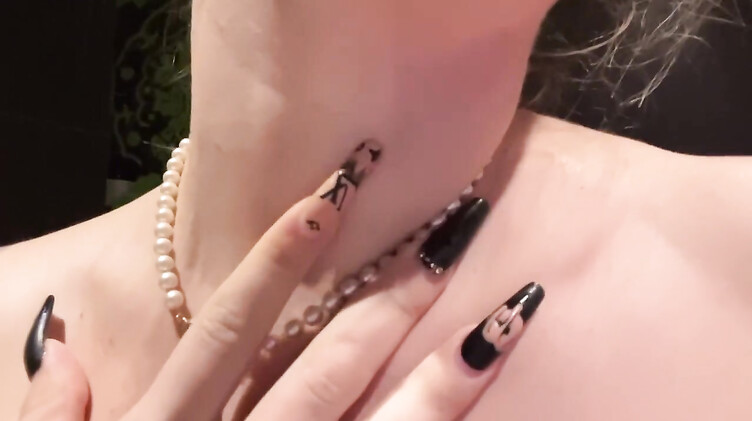 Горячая сисястая блондинка в душе скачет на дилдо под красивую музыку