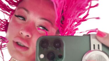 Возбужденная красотка с розовыми дредами дрочит пизду дилдо сидя на зеркале