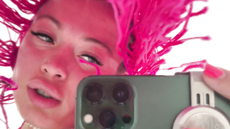 Возбужденная красотка с розовыми дредами дрочит пизду дилдо сидя на зеркале