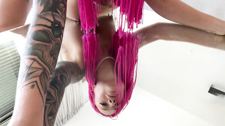 Возбужденная красотка с розовыми дредами дрочит пизду дилдо сидя на зеркале