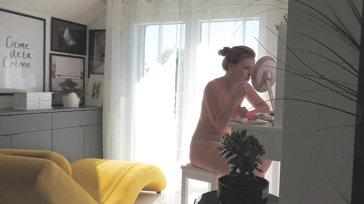 Распутная русская порноактриса Kisankanna дает интервью во время съемок