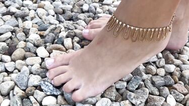 Эротический танец в джунглях от полуголой красотки и мастурбация пальчиками