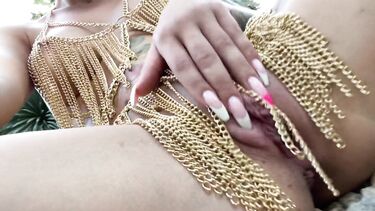 Эротический танец в джунглях от полуголой красотки и мастурбация пальчиками