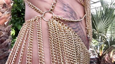 Эротический танец в джунглях от полуголой красотки и мастурбация пальчиками