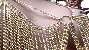 Эротический танец в джунглях от полуголой красотки и мастурбация пальчиками