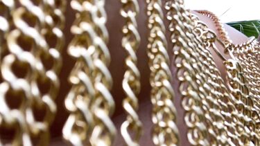 Эротический танец в джунглях от полуголой красотки и мастурбация пальчиками