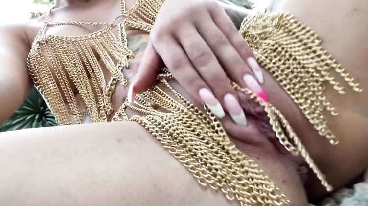 Эротика: Эротический танец в джунглях от полуголой красотки и мастурбация пальчиками