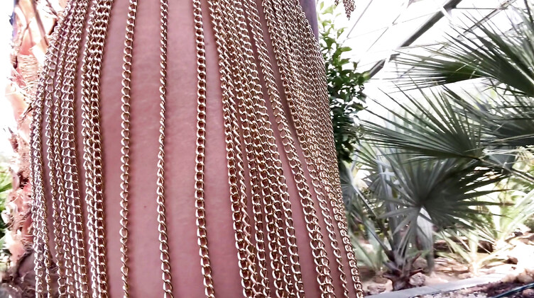 Эротический танец в джунглях от полуголой красотки и мастурбация пальчиками