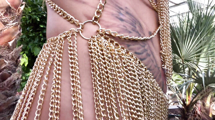 Эротический танец в джунглях от полуголой красотки и мастурбация пальчиками