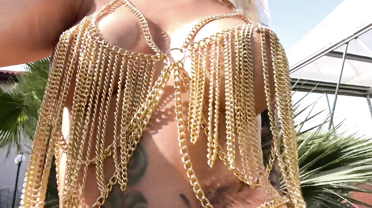 Эротический танец в джунглях от полуголой красотки и мастурбация пальчиками