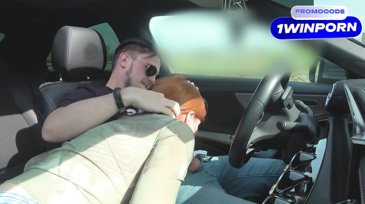 Любительский минет в машине от рыжей русской девки с классными сиськами